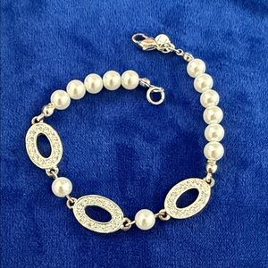 Vintage Tommy Hilfiger Ivory Pearl and Gold Oval Accent Bracelet